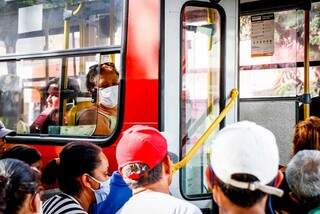Usuários se preparam para entrar em ônibus na Praça Ary Coelho. (Foto: Henrique Kawaminami)