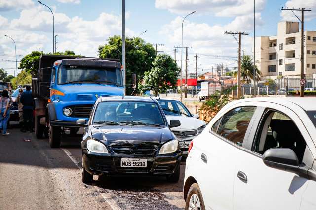 Caminh&atilde;o desgovernado provoca engavetamento na Ernesto Geisel