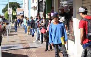 Fila de desempregados na Funtrab, em Campo Grande (Foto: Paulo Francis)