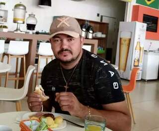 Condenado a 10 anos por atropelar e esfaquear clientes de bar em briga é preso Condenado a 10 anos por atropelar e esfaquear clientes de bar em briga é preso
