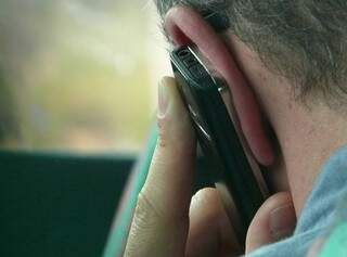 Homem recebe ligação de telemarketing (Foto: Divulgação/Procon)