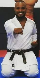 Faixa preta em karatê, Luciano treina ensina técnicas das artes marciais. (Foto: Arquivo pessoal)