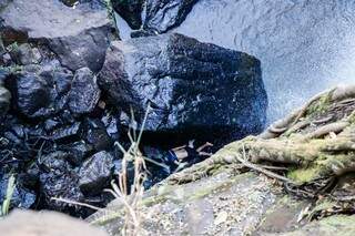 Corpo foi encontrado ao lado de pedra na cachoeira. (Foto: Henrique Kawaminami) 