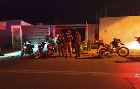 Durante toque de recolher, motociclista invade terminal para fugir de blitz
