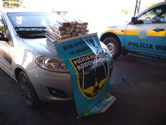 Pol&iacute;cia encontra 64 tabletes de maconha em bancos e estepe de ve&iacute;culo na BR-376