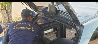 Parado na MS-376, ga&uacute;cho &eacute; preso com 75 tabletes de droga sob lataria de ve&iacute;culo