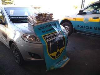 Pol&iacute;cia encontra 64 tabletes de maconha em bancos e estepe de ve&iacute;culo na BR-376