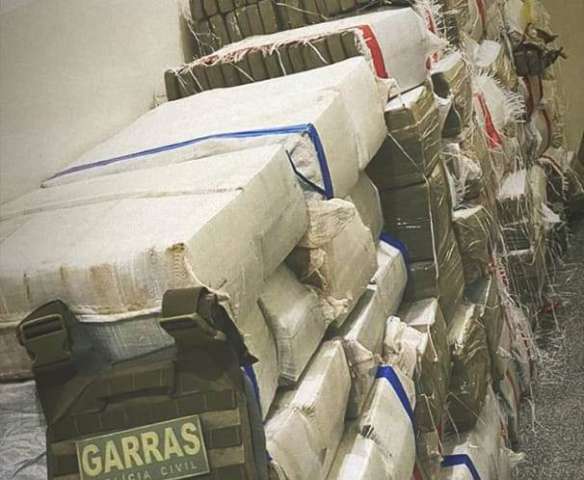 Durante buscas a assaltante de banco, pol&iacute;cia encontra 2,5 toneladas de maconha 