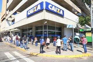 Clientes esperando atendimento na lotérica da Caixa no Centro da Capital. (Foto: Paulo Francis) 
