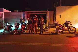 Durante toque de recolher, motociclista invade terminal para fugir de blitz Durante toque de recolher, motociclista invade terminal para fugir de blitz