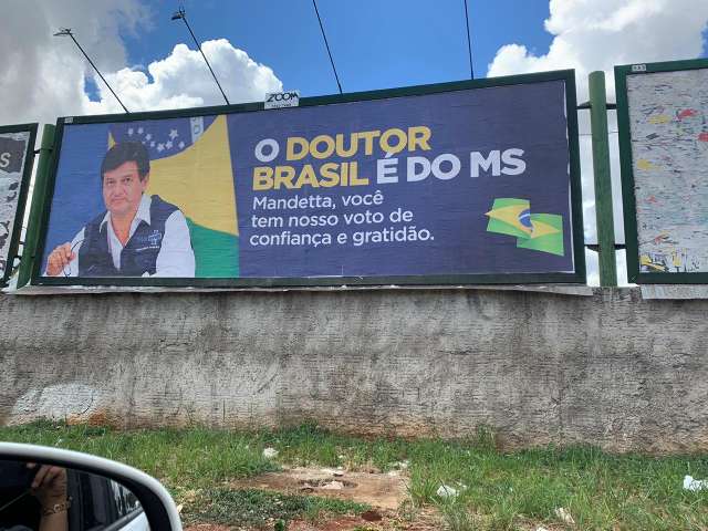 Ação entre amigos garantiu outdoor elogiando Mandetta