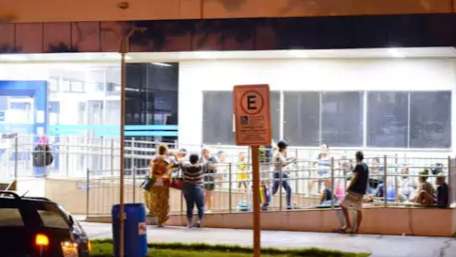 Benefici&aacute;rios ignoram toque de recolher e passam a noite na fila por aux&iacute;lio
