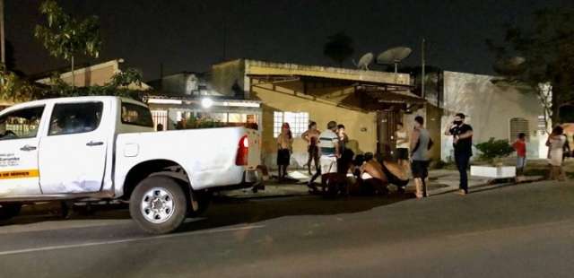 Motorista foge ap&oacute;s atropelar mulher gr&aacute;vida e crian&ccedil;a de 3 anos