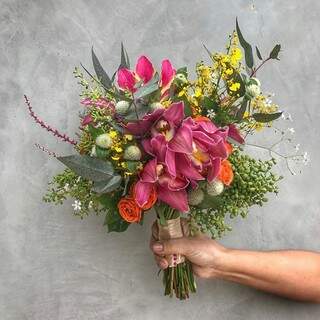 Buquê com orquídea cymbidium, semente, perpétua branca, rosa spray laranja, orquídea chuva de ouro, gloriosa, eucalipto, flor de dracena pink, chuva de prata. (Foto: Arquivo Pessoal)