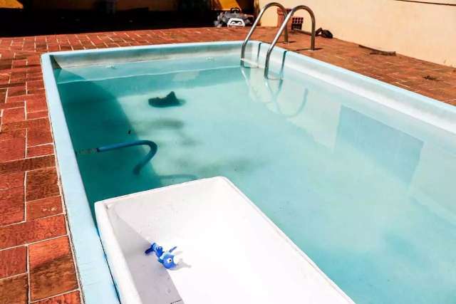 Beb&ecirc; que se afogou em piscina morre ap&oacute;s dois dias internado 