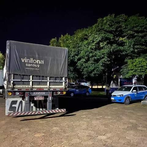 Motorista &eacute; roubado e mantido em cativeiro at&eacute; pol&iacute;cia recuperar caminh&atilde;o