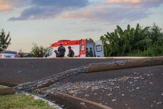Dois ficam feridos em carro destru&iacute;do depois de persegui&ccedil;&atilde;o policial em rodovia