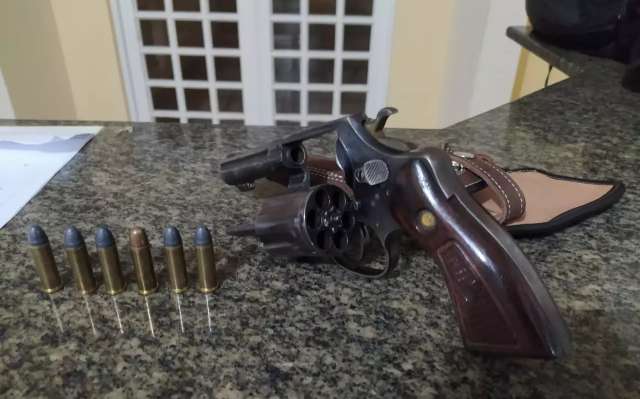 B&ecirc;bado e armado, homem &eacute; preso em barreira sanit&aacute;ria