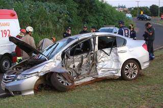 Dois ficam feridos em carro destru&iacute;do depois de persegui&ccedil;&atilde;o policial em rodovia