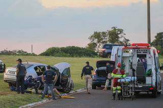 Dois ficam feridos em carro destru&iacute;do depois de persegui&ccedil;&atilde;o policial em rodovia