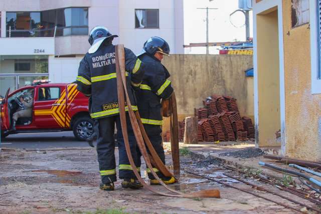 Fogo em papel&atilde;o atinge teto de dep&oacute;sito na Rua Arthur Jorge