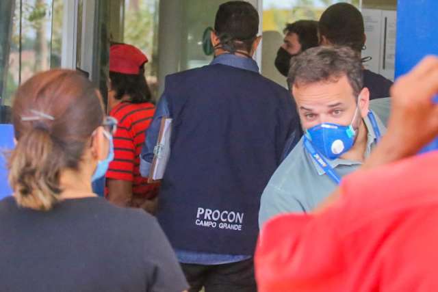 Procon vai &agrave;s ag&ecirc;ncias da Caixa diante de risco &agrave; sa&uacute;de em filas imensas 