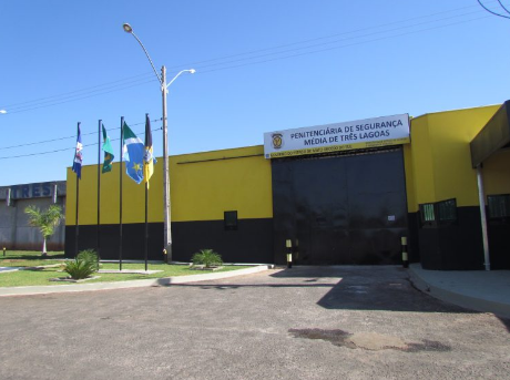 Mesmo sob tiros, presos pulam muro e escapam de penitenci&aacute;ria 