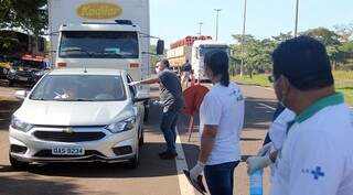 Condutores passam por barreira sanitária (Foto: Silvio de Andrade/Sejusp)