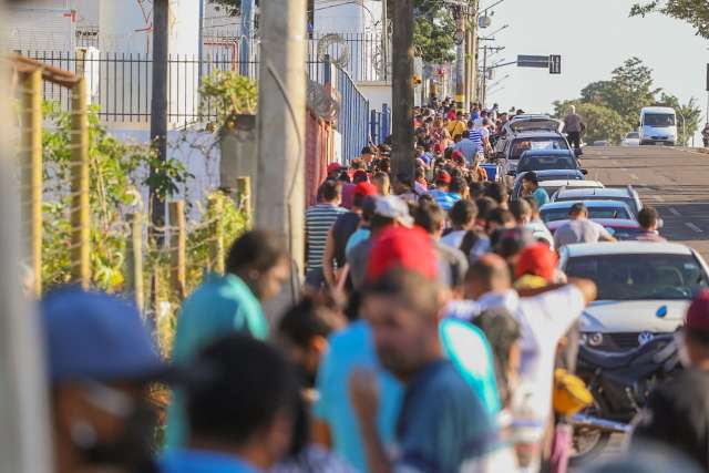 Semana come&ccedil;a com quase mil pessoas em fila de ag&ecirc;ncia para saque de aux&iacute;lio