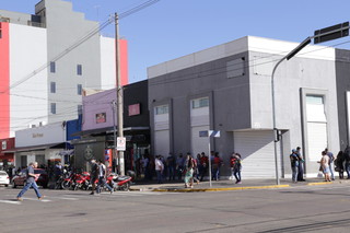 Todos os dias candidatos fazem fila em frente à agência em busca de atendimento e oportunidade de emprego (Foto: Kisie Aionã) 