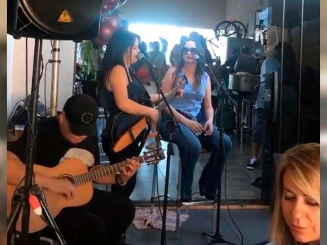 Filho de vereador tem festa com 50 pessoas e at&eacute; show da Patr&iacute;cia e Adriana