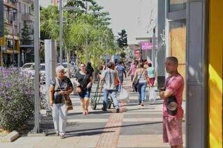 População passeia pela 14 de Julho. Comércio funciona, mas com restrições (Foto: Paulo Francis/Arquivo)