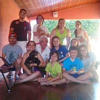 Imagem feita antes do isolamento, com a família toda reunida na varanda da casa de Luiz. (Foto: Arquivo pessoal)