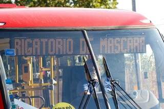 Aviso nos ônibus lembrava obrigatoriedade (Foto: Henrique Kawaminami)