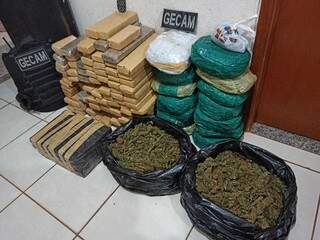 Traficante foge e PM encontra 128 kg de maconha espalhados em casa de festa 