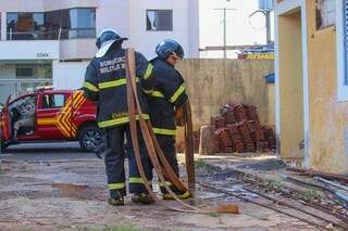 Fogo em papel&atilde;o atinge teto de dep&oacute;sito na Rua Arthur Jorge