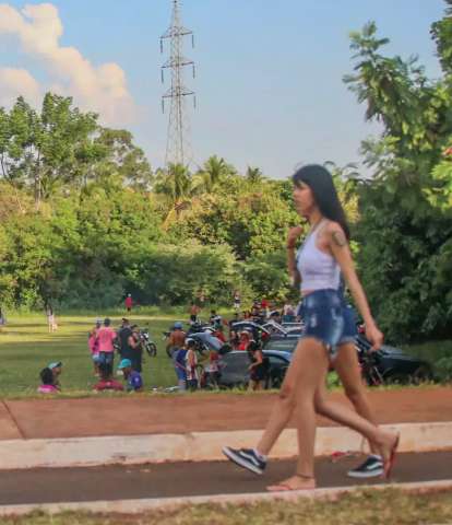 Onde fiscalização não chega, domingo é de tereré na praça e pipa no alto