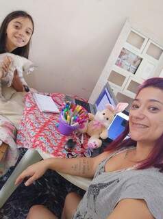 Vivianne Nunes fazendo uma selfie com a filha Belle, que está segurando o gatinho da família. (Foto: Arquivo pessoal)