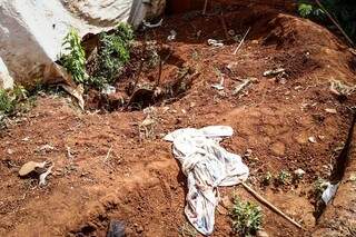 Corpo da vítima foi enrolado em lençol e enterrado (Foto: Henrique Kawaminami)