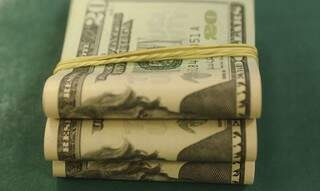 D&oacute;lar se aproxima de R$ 5,60 e fecha no maior valor em oito dias