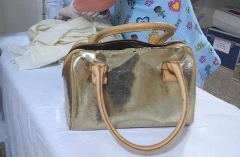Prematura, beb&ecirc; resiste depois de ser jogada em mato, dentro de bolsa