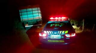 Contrabandistas abandonam caminh&atilde;o com 200 mil ma&ccedil;os de cigarros na BR-163