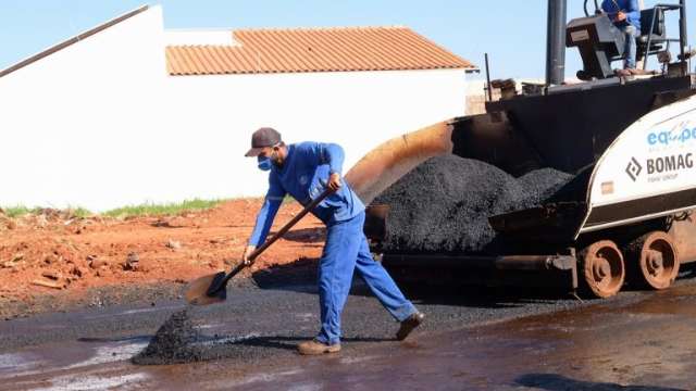Com tr&ecirc;s frentes, asfalto come&ccedil;a a chegar em bairro ap&oacute;s espera de 30 anos
