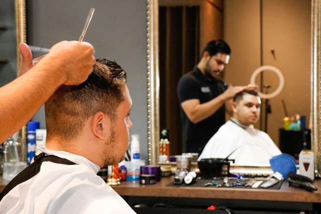 A&ccedil;&atilde;o doa 3 mil cortes de cabelo para quem atua na linha de frente da covid-19