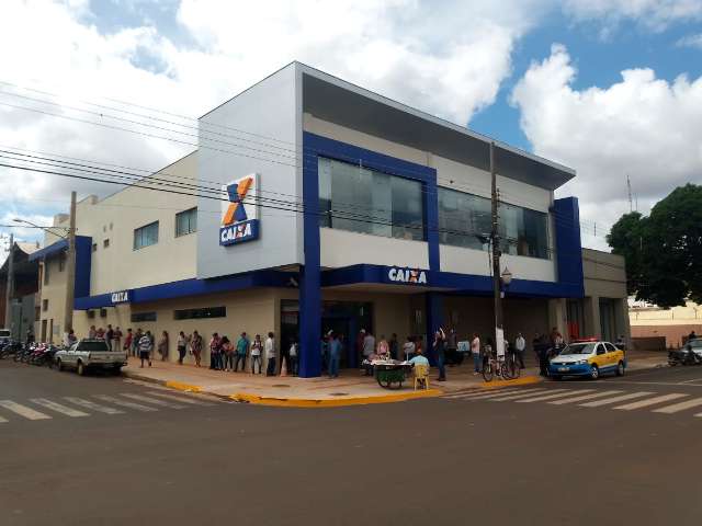 Prefeitura obriga uso de m&aacute;scara em &ocirc;nibus, filas e supermercados