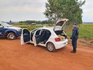 Trio fura bloqueio na MS-295, mas &eacute; preso com 181 quilos de maconha e ve&iacute;culos 