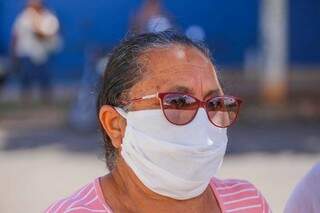 Para remediar as inevit&aacute;veis filas, prefeitura distribui m&aacute;scaras em bancos