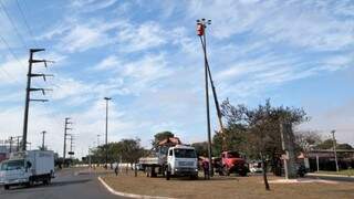 Homens trabalham na instalação de lâmpadas de led (Foto: Divulgação/PMCG)