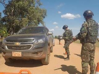 Militares abordando veículo na linha internacional de Mato Grosso do Sul. (Foto: Divulgação)