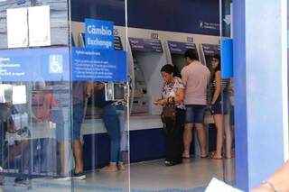 Clientes no caixa eletrônico em agência bancária, em Campo Grande (Foto: Kisie Ainoã)